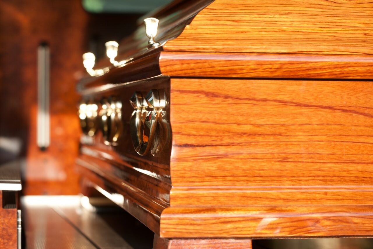 Înainte să MOARĂ, mulți oameni apelează la un bărbat misterios. Ce îi cer muribunzii: „Are ceva să vă spună…”