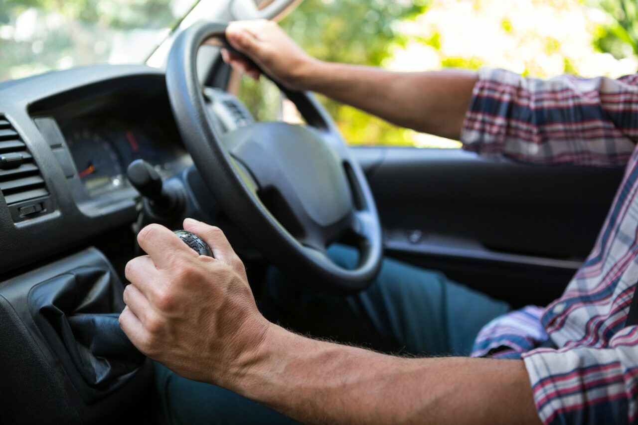 Bărbatul care a furat o mașină dintr-o spălătorie din București, i-a montat alte numere și a condus-o fără permis, a fost REȚINUT