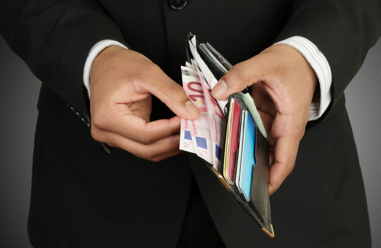 Venitul mediu net din România a crescut din nou! Câți bani încasează CAMPIONII la salarii, în timp ce alții abia ating media europeană