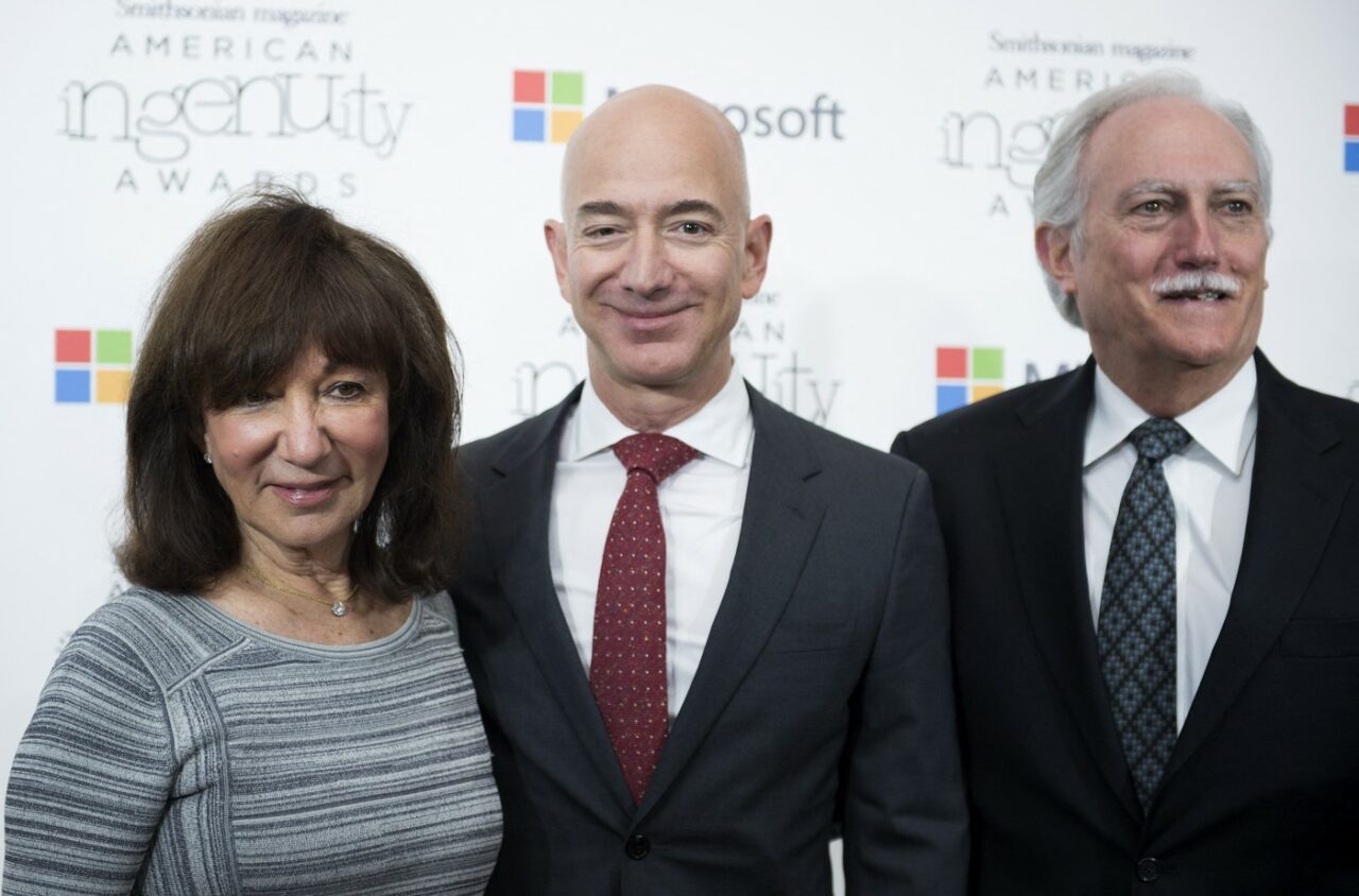 Jeff Bezos, în doliu! Mama miliardarului A MURIT la 78 de ani