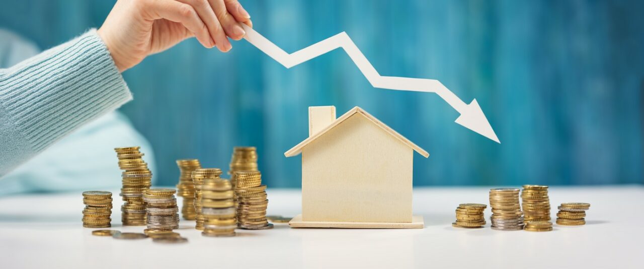 România, un pas mai aproape spre recesiune. Ce se va întâmpla cu PREȚUL locuințelor? Analiștii prevăd o inflație ridicată și deprecierea leului