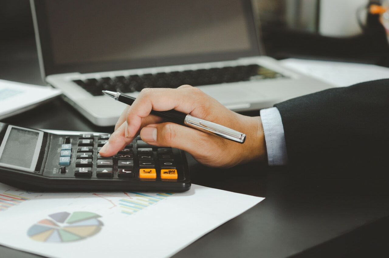 Economiștii critică schimbarea taxei pe cifra de afaceri cu un IMPOZIT pe cheltuieli intra-grup: „Ca și cum pui sigla Mecedes pe un Logan fără frâne”