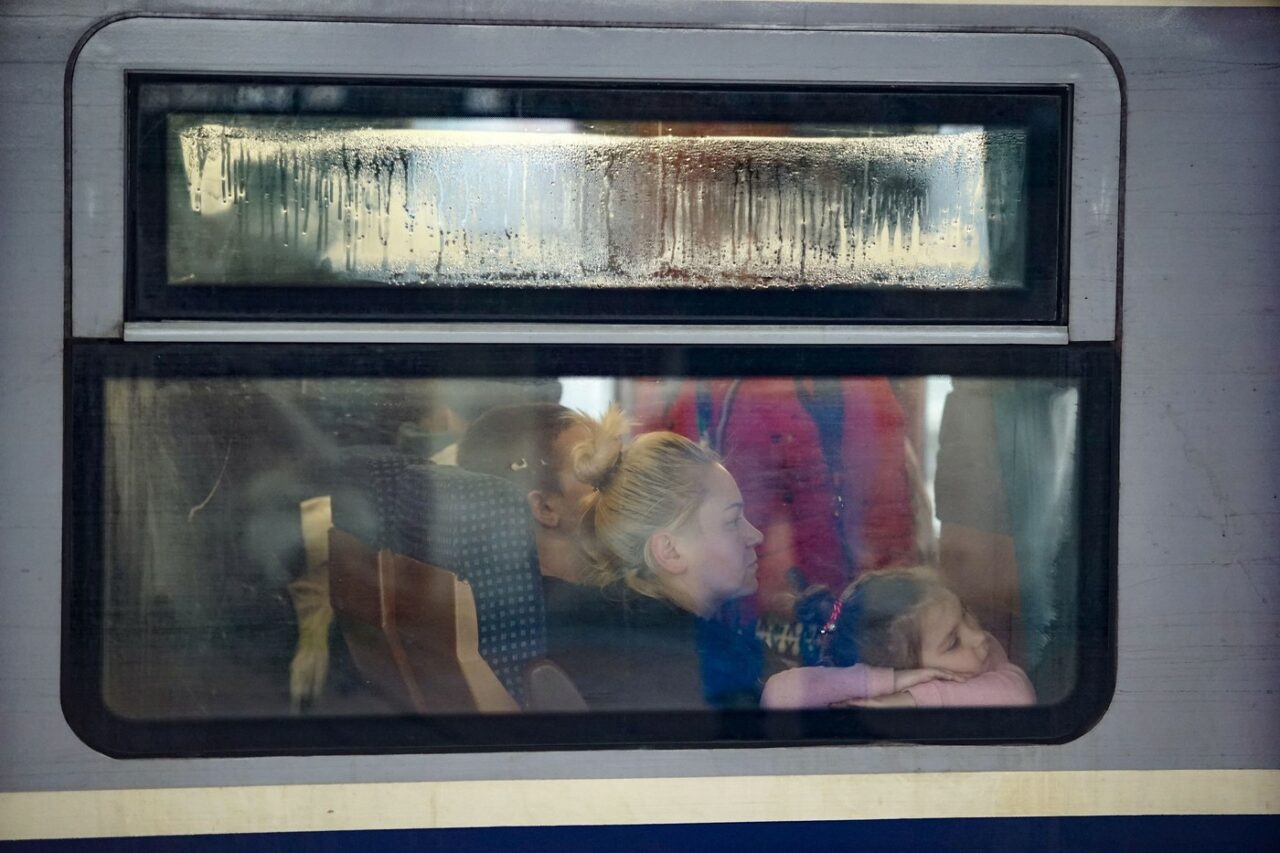 Incident grav într-un tren CFR: Un geam spart s-a prăbușit peste călători