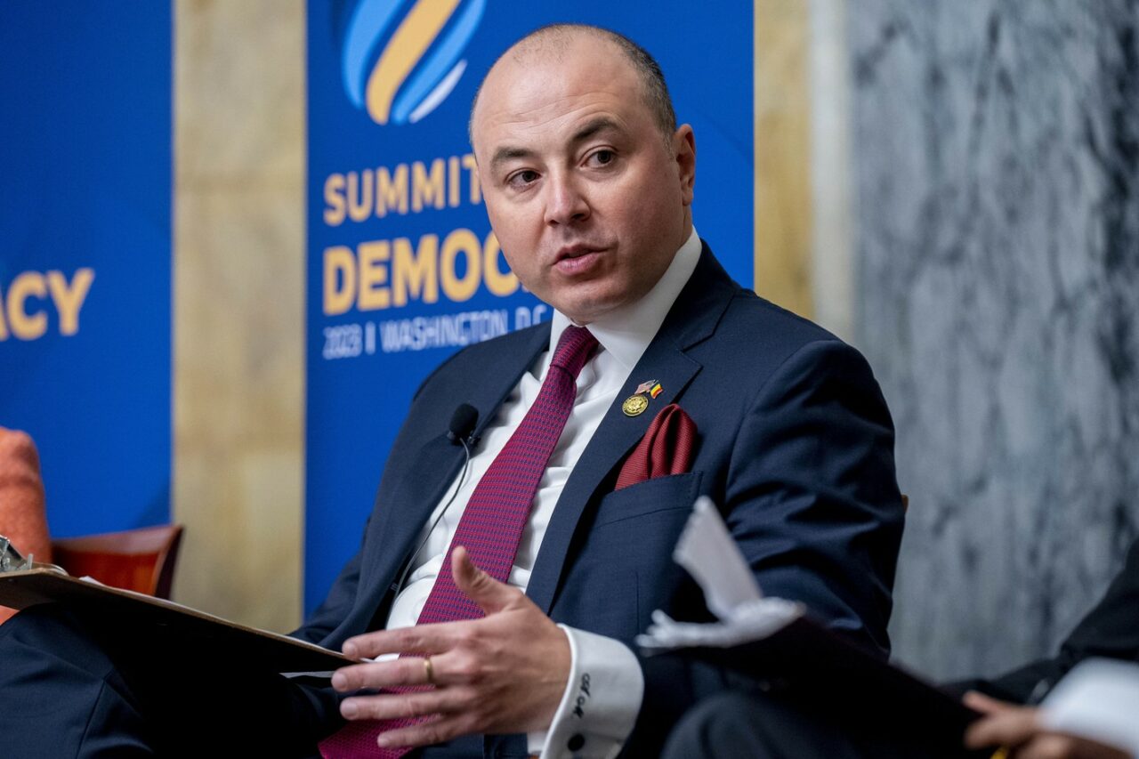Țoiu și Muraru se CONTRAZIC pe excluderea din Visa Waiver. Țoiu: „Ne-au exclus pentru că am anulat alegerile”/Muraru: „SUA nu ne-au reproșat nimic”