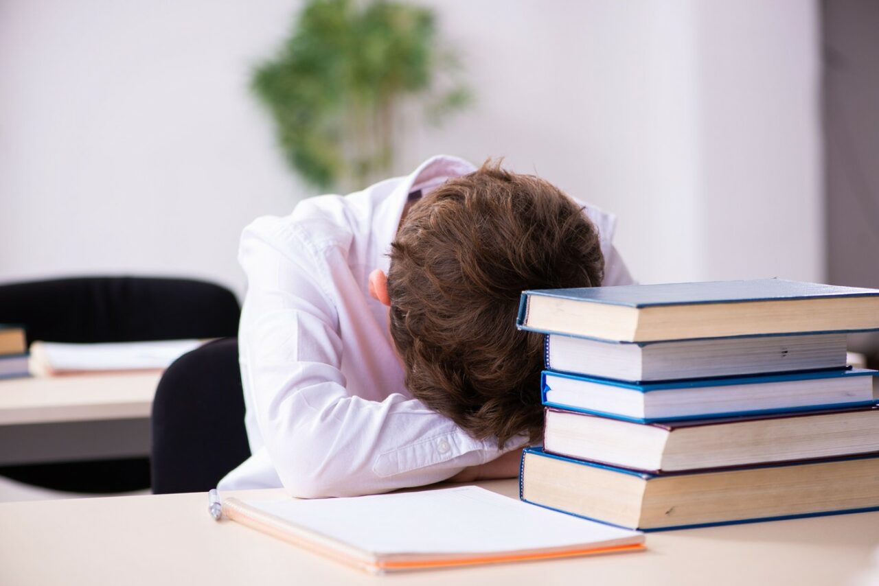 Bacalaureat 2025. Un elev a fost eliminat din examen după ce a ADORMIT chiar pe foaia de test: „M-au trezit supraveghetoarele la final”