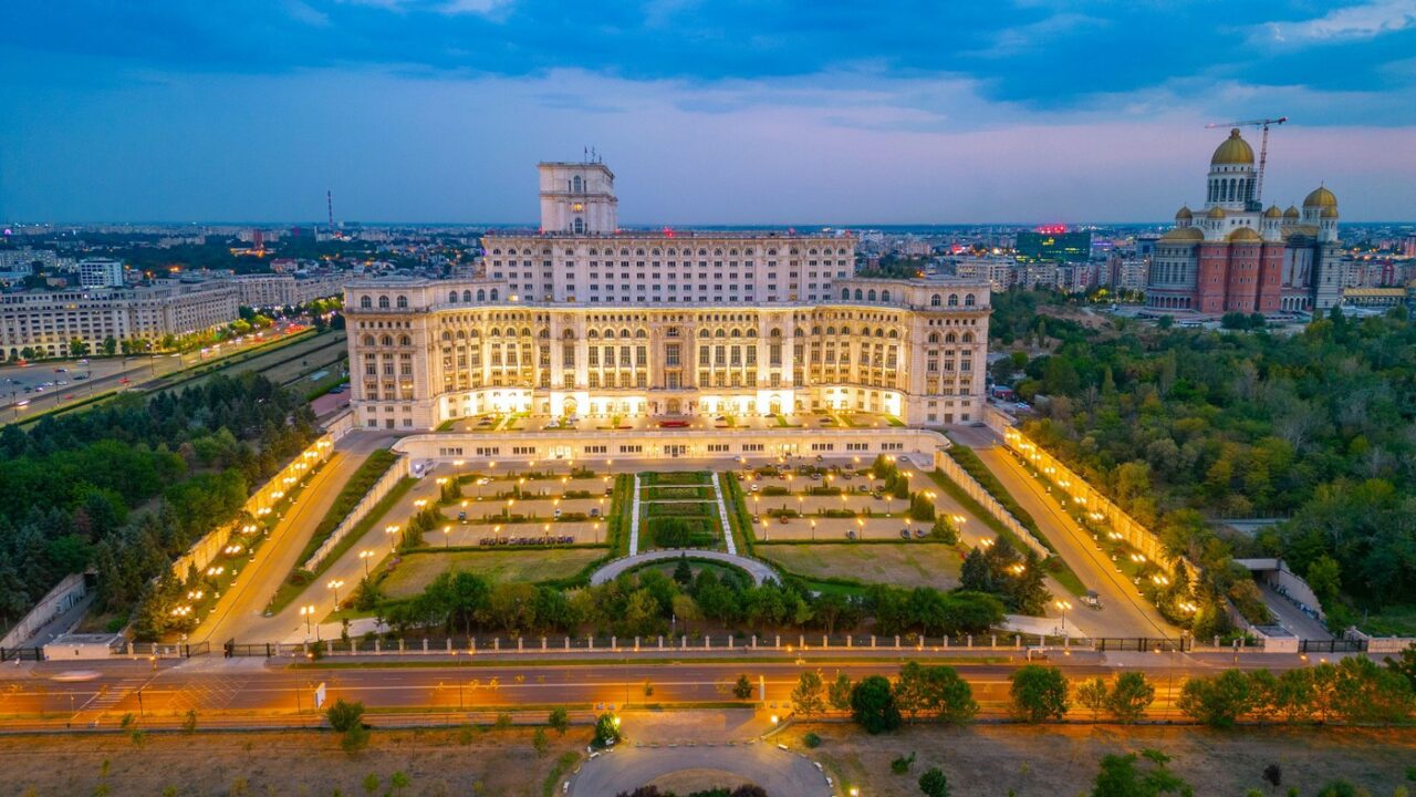 Viața bate filmul! Moment emoționat în fața Palatului Parlamentului: Sunt OBSEDATĂ de această țară de 10 ani”