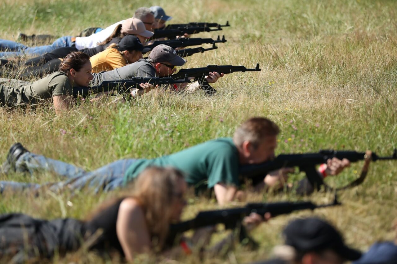 „Vacanță cu Armata” în Polonia: Un număr tot mai mare de CIVILI se înscriu la cursuri plătite de pregătire militară