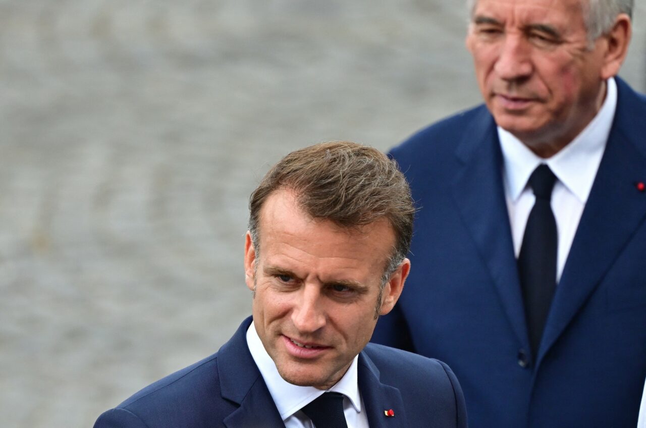 Macron IGNORĂ apelurile în sensul demisiei și susține asumarea răspunderii Guvernului /„Un vot de luciditate și responsabilitate”