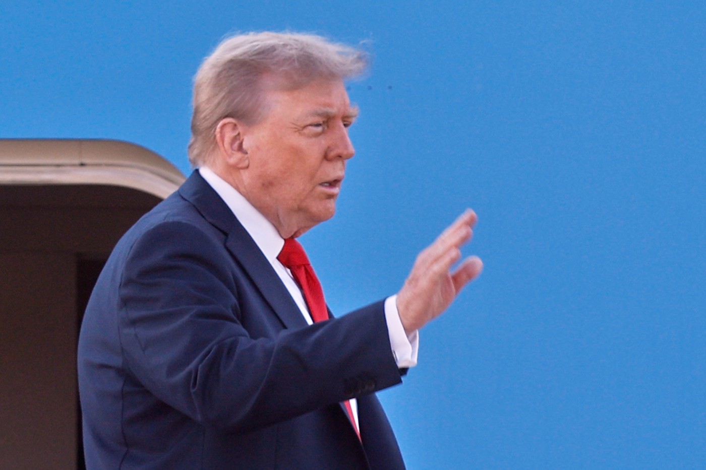 Trump amenință UE și cere armistițiu cu Rusia la summit