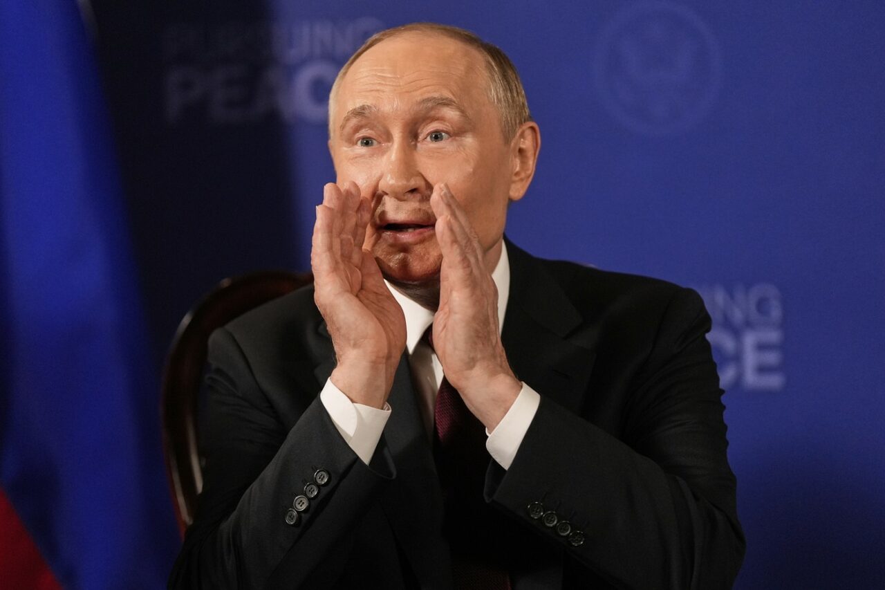 Gestul care va intra în ISTORIE. Cum se face Putin că nu înțelege întrebările jurnaliștilor: „Nu vă aud!”