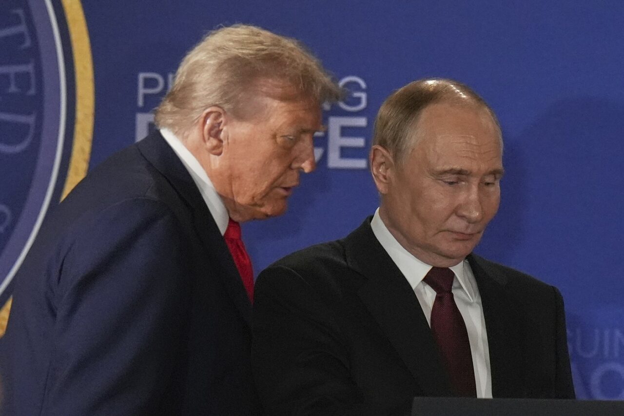 „Ai impresia că sunt două lumi complet diferite”. Un expert în limbajul non-verbal traduce gesturile lui Donald Trump