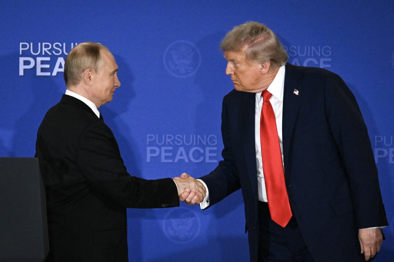 Trump se va CONSULTA cu aliații din NATO și cu Zelenski, după summitul cu Putin /„Depinde de ei să accepte”