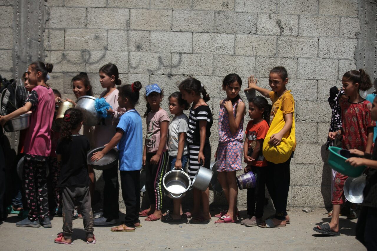 Velika Britanija bo sprejela otroke iz Gaze na zdravljenje, vendar brez pravice do bivanja