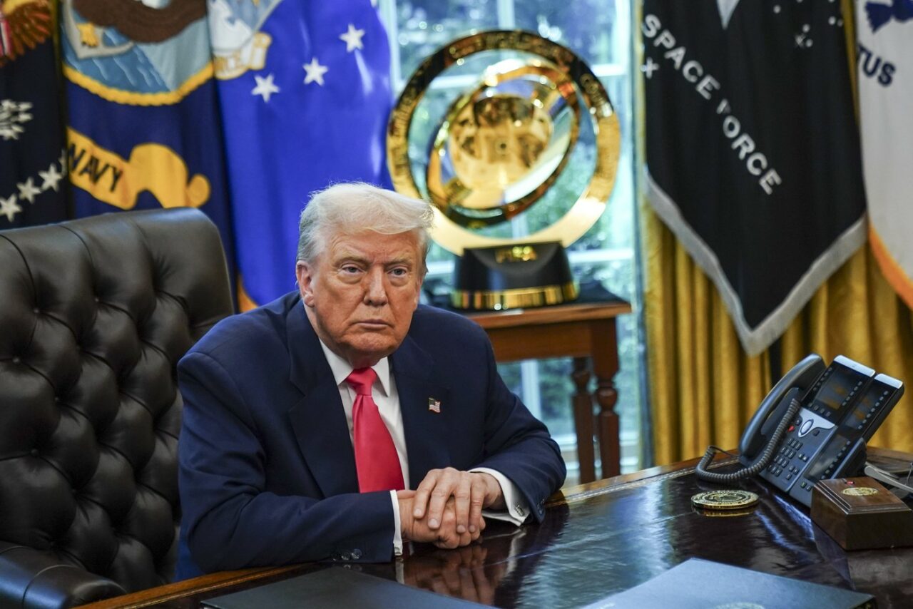 Trump, surprins într-o fotografie discutând cu Putin „pe SPEAKER” în Biroul Oval, chiar înainte de întâlnirea cu Zelenski și liderii europeni