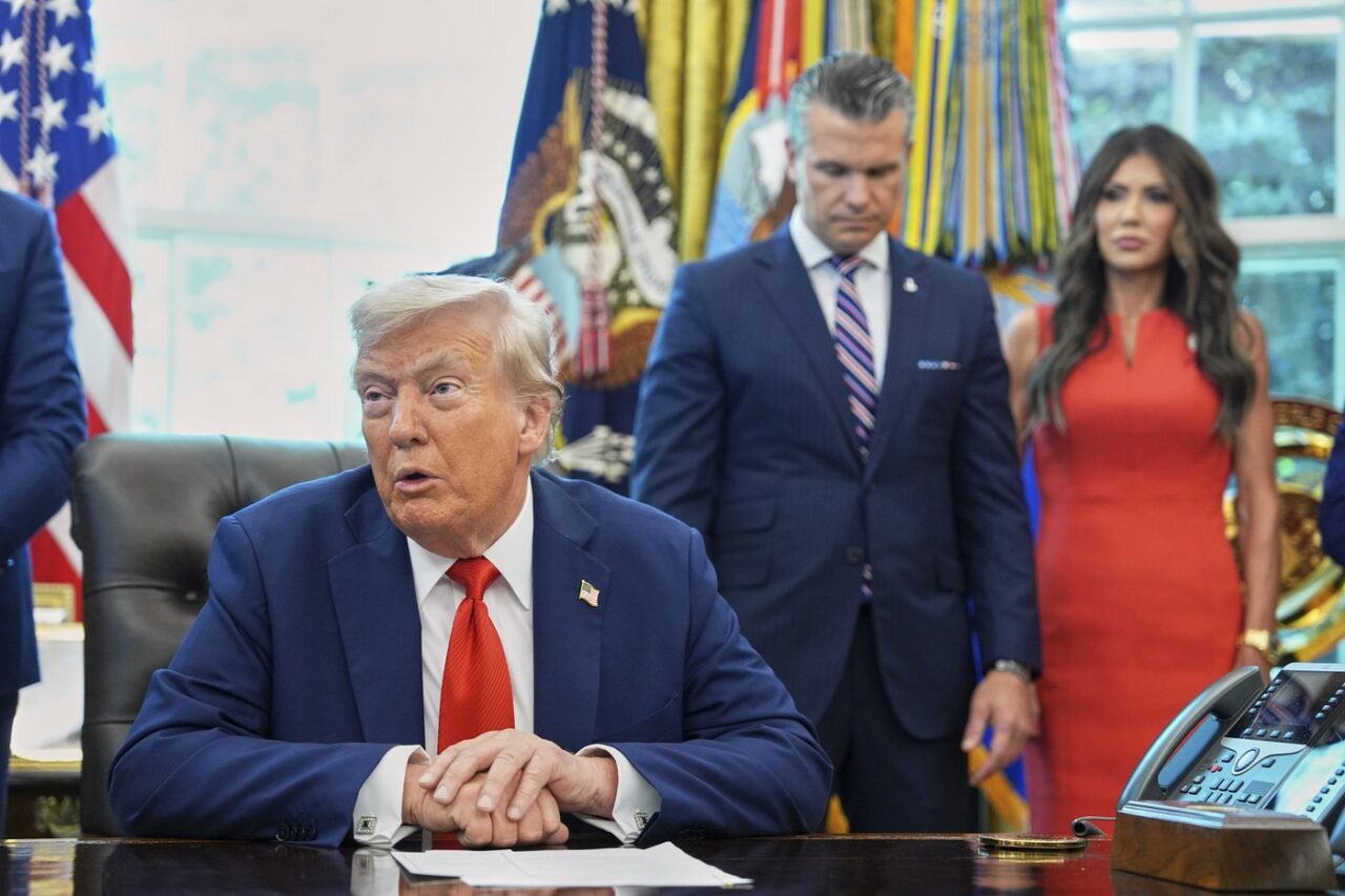 Donald Trump a anunțat că ar putea trimite Garda Națională să combată CRIMINALITATEA din Chicago