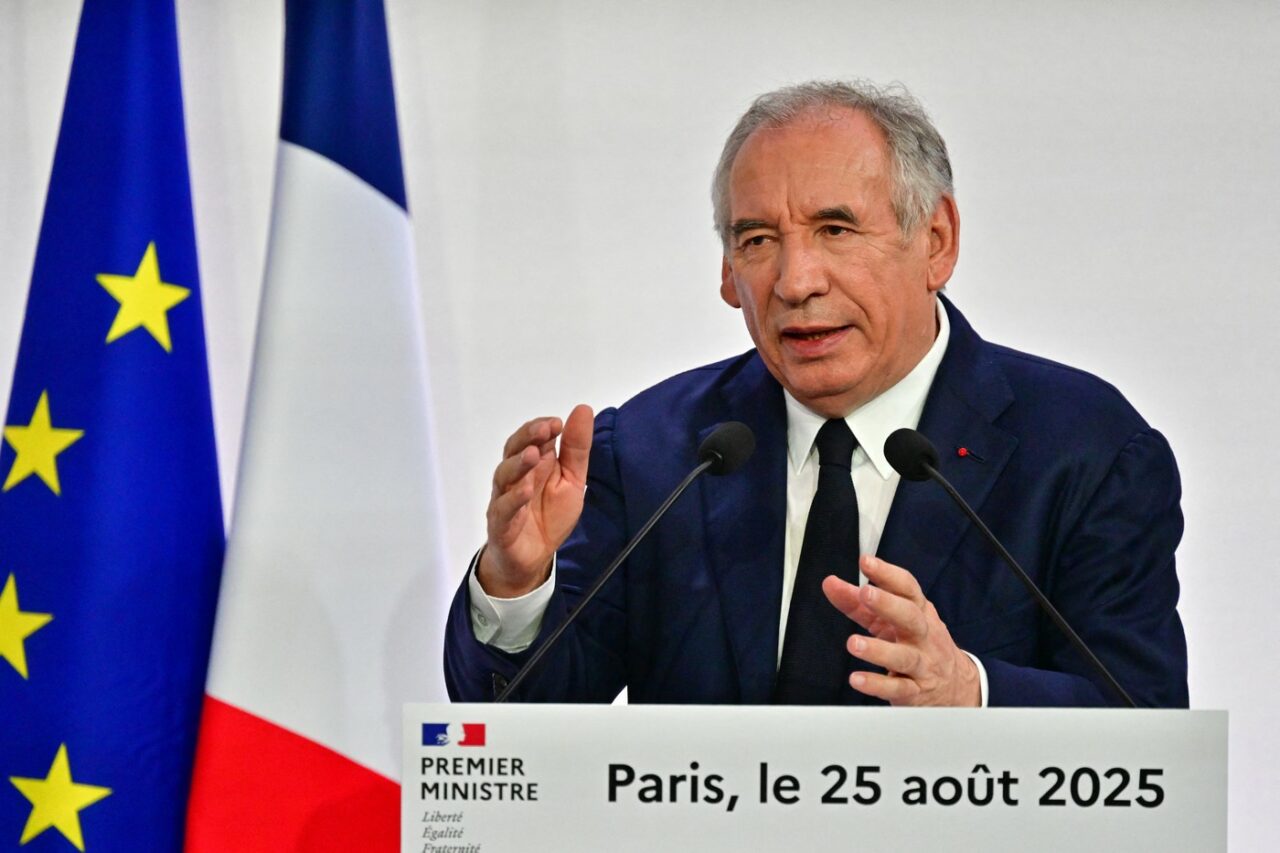 Franța se confruntă cu „un moment îngrijorător” din cauza deficitului BUGETAR/ Partidele de opoziție votează împotriva Guvernului Bayrou