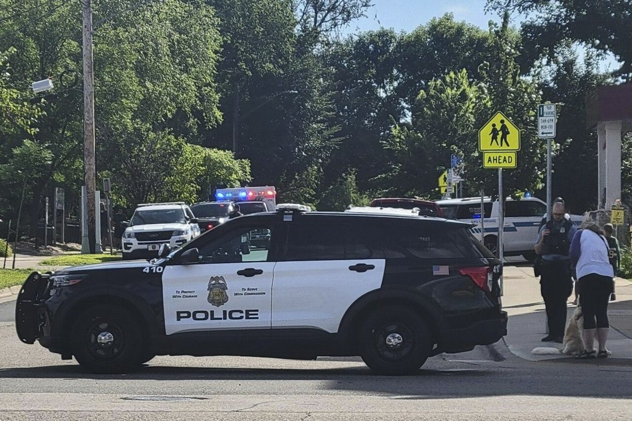 Minneapolis, „blindat” de Casa Albă. Sute de polițiști federali au fost trimiși suplimentar în orașul cuprins de proteste