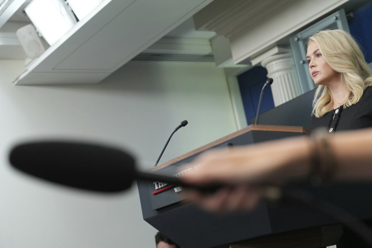 Casa Albă încearcă să justifice decizia lui Trump de a demite un oficial din cadrul FED /”Președintele are motivul”