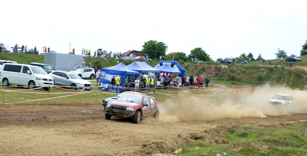 Doi spectatori au fost RĂNIȚI de o roată desprinsă de la o mașină, la Campionatul Național de Rally Cross. Una dintre victime se află în stare gravă