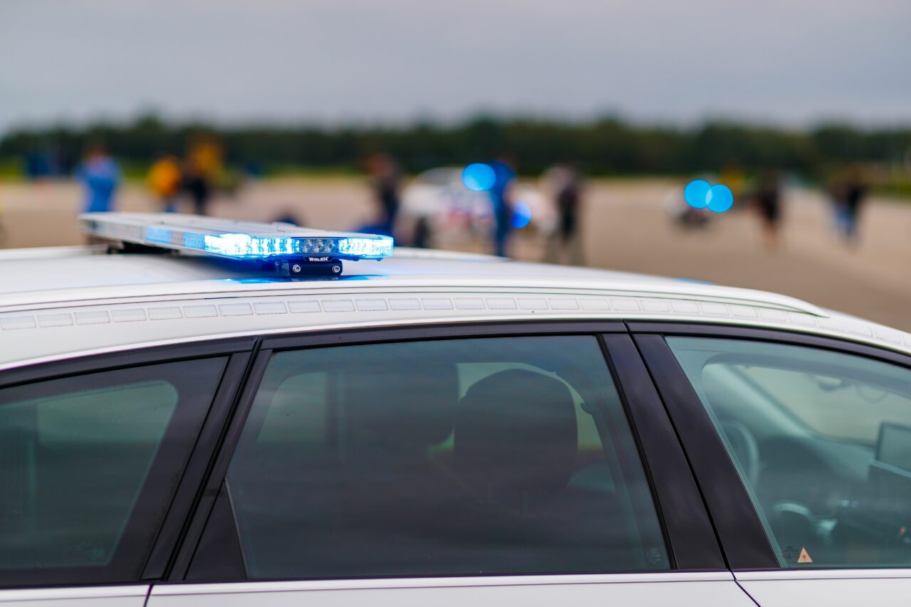 O fată de 13 ani din județul Covasna, dispărută de acasă, a fost găsită în casa unui bărbat de 36 de ani. Fata îl cunoscuse online