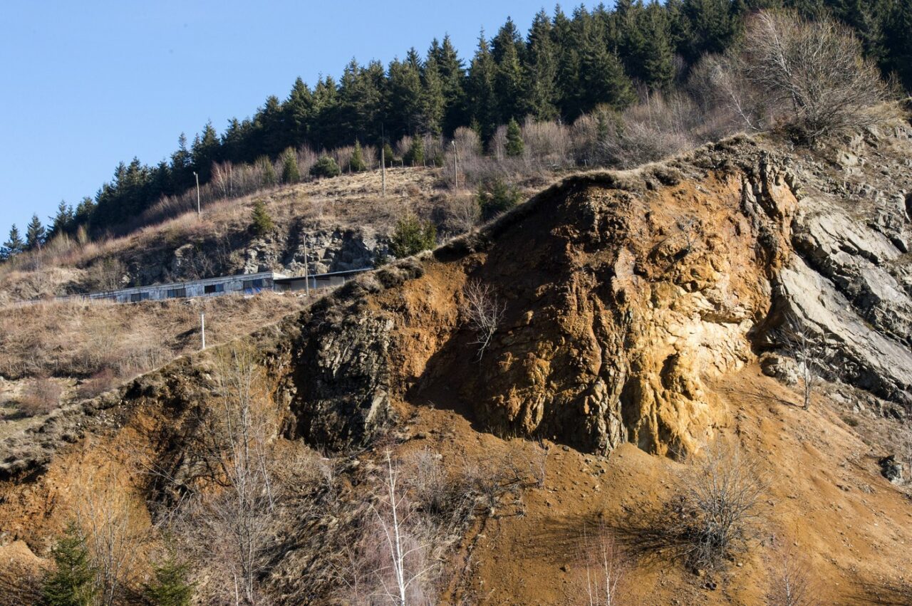 Roșia Montana ar putea deveni o zonă turistică prin programul “Adoptă o casă”. Studenți la arhitectură lucrează la restaurarea caselor din comună