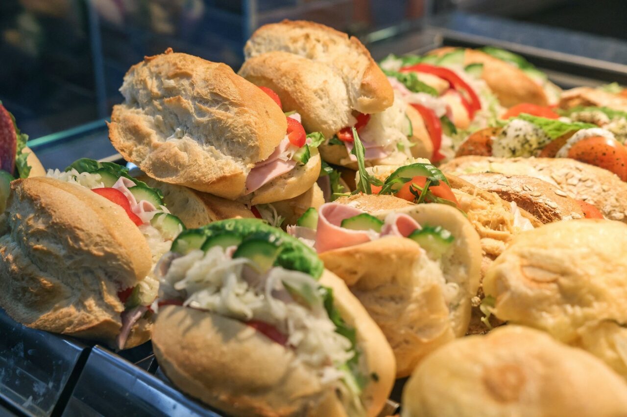 Care este cea mai sănătoasă pâine pentru sandviș. La ce trebuie să fi atent când o cumperi sau o faci