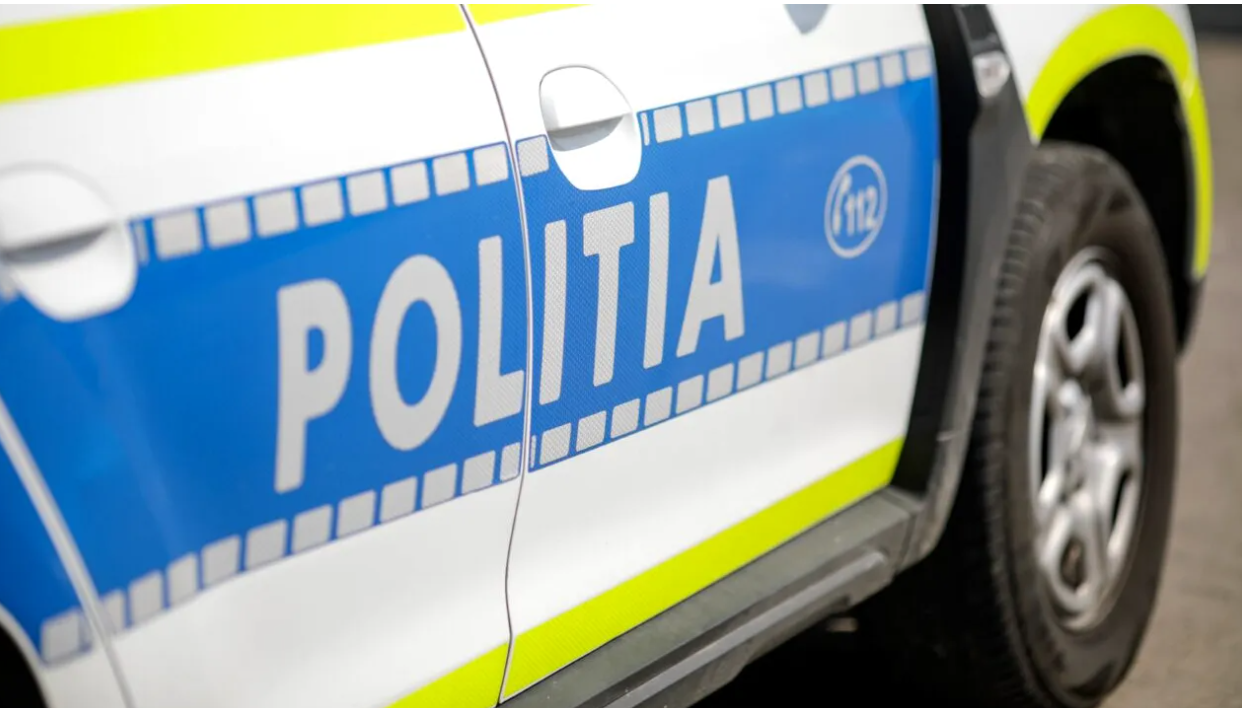 Scene șocante în Bacău. Femeie bătută de soț pe stradă, cu PARUL, pentru că a spart un borcan