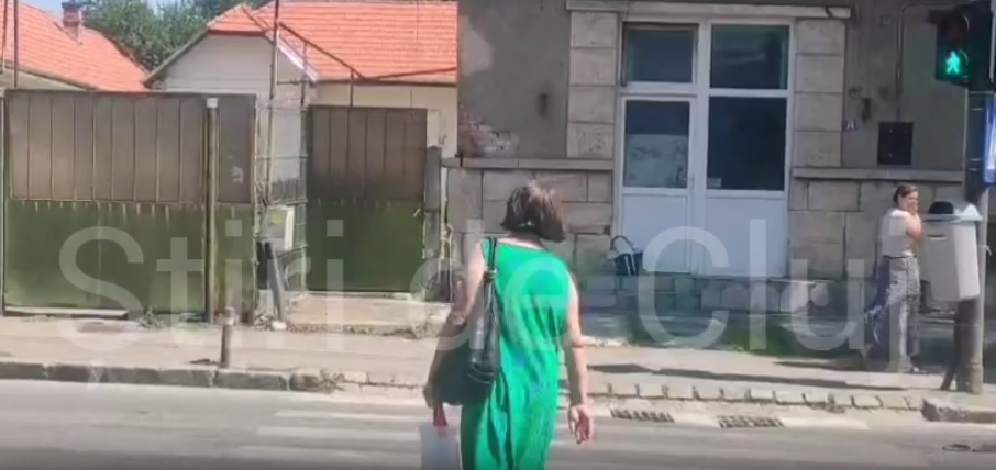 O femeie a murit azi-dimineață la un SEMAFOR, pe o stradă din Cluj-Napoca. După 3 ore, trupul ei încă zăcea pe troturar