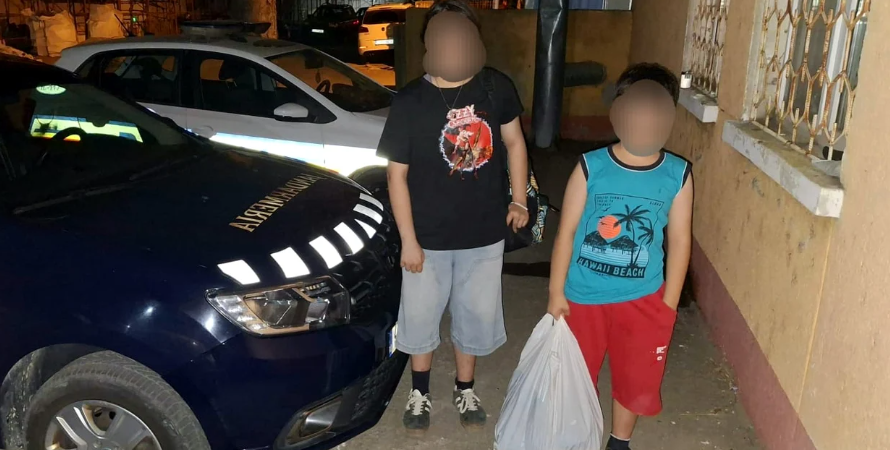 Vacanță transformată în PANICĂ. Doi frați aflați la bunici și-au luat bilete de tren și au plecat spre mama lor, noaptea. Ce a urmat
