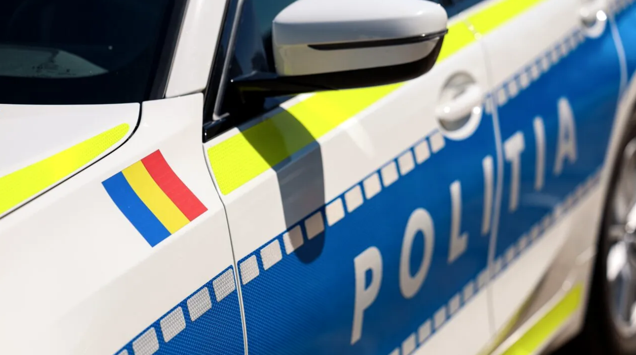 Un șofer care a trecut pe culoarea roșie a semaforului a încercat să mituiască un polițist cu 50 de lei. Ce a urmat