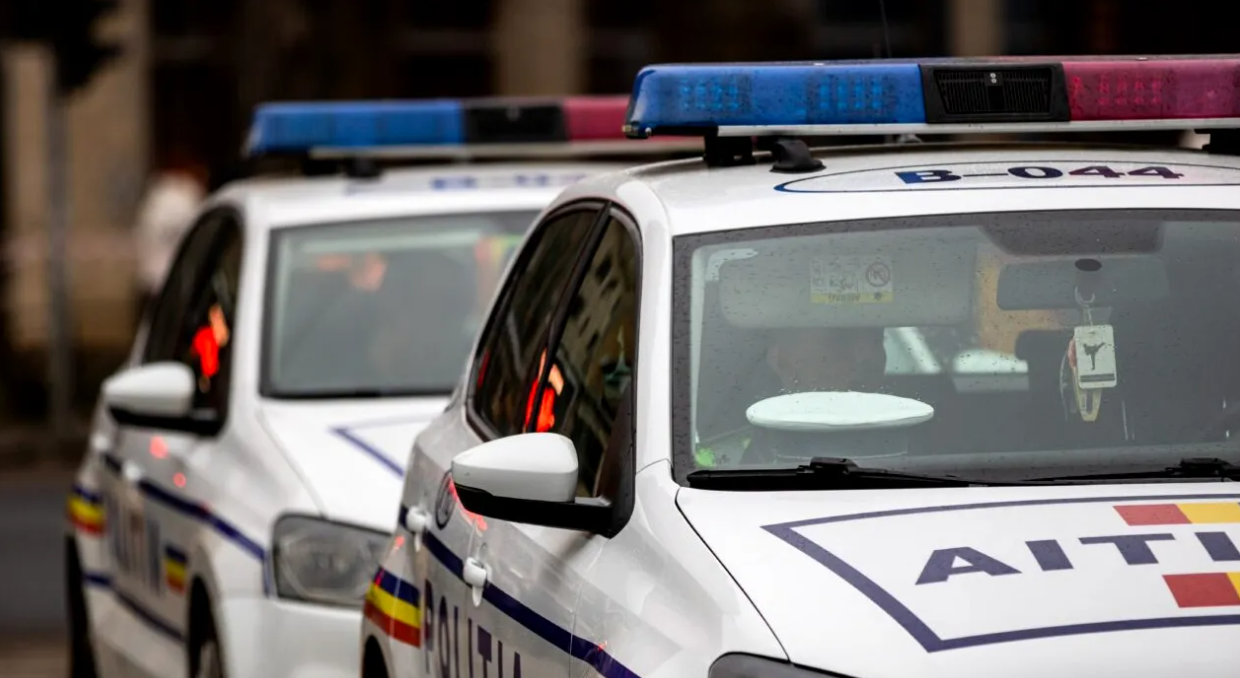 Trei tinere au fost bătute într-un tramvai în București. Agresorul, imobilizat de jandarmi