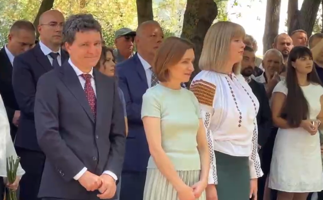 Nicuşor Dan, VIZITĂ oficială în Republica Moldova, cu prilejul Zilei Limbii Române. Președintele a depus flori la monumentul lui Mihai Eminescu
