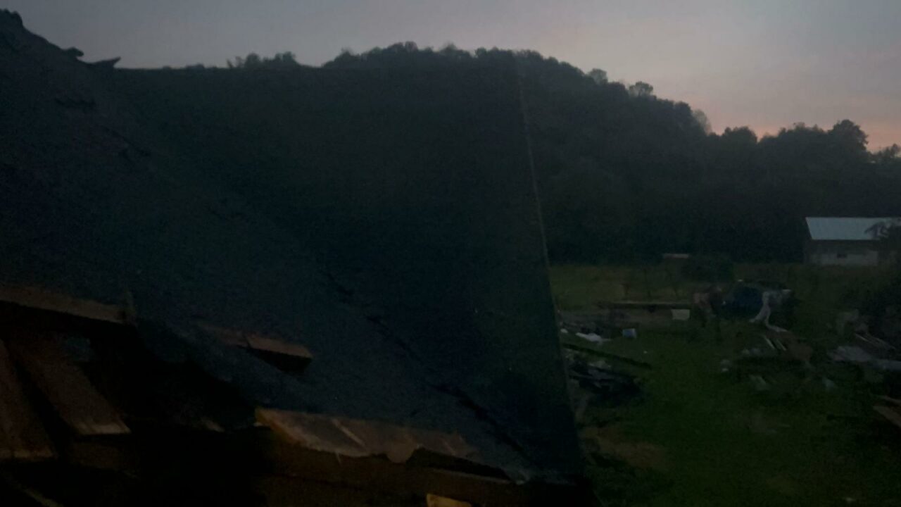 Acoperișul unei case din comuna Hârtiești a căzut peste trei persoane după ce a fost smuls de vânt. Un bărbat a decedat