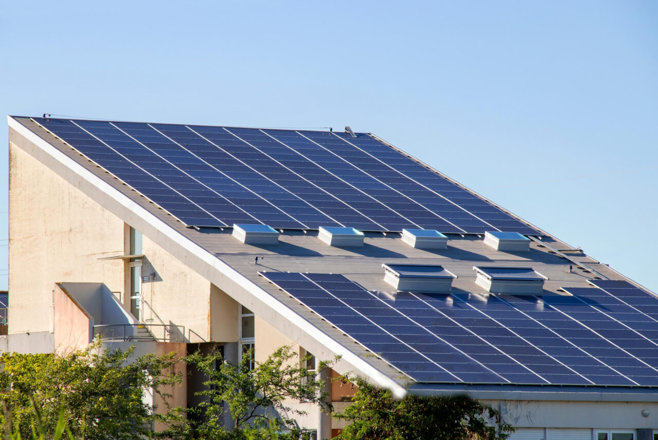 Situație fără precedent! PROSUMATORII, principala sursă de energie a țării, azi la orele prânzului. Care sunt cauzele