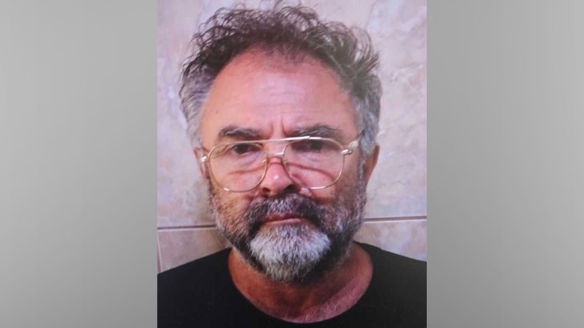 Pobegli zapornik, ki je skočil iz reševalnega vozila, je bil ujet v bližini Bacăua