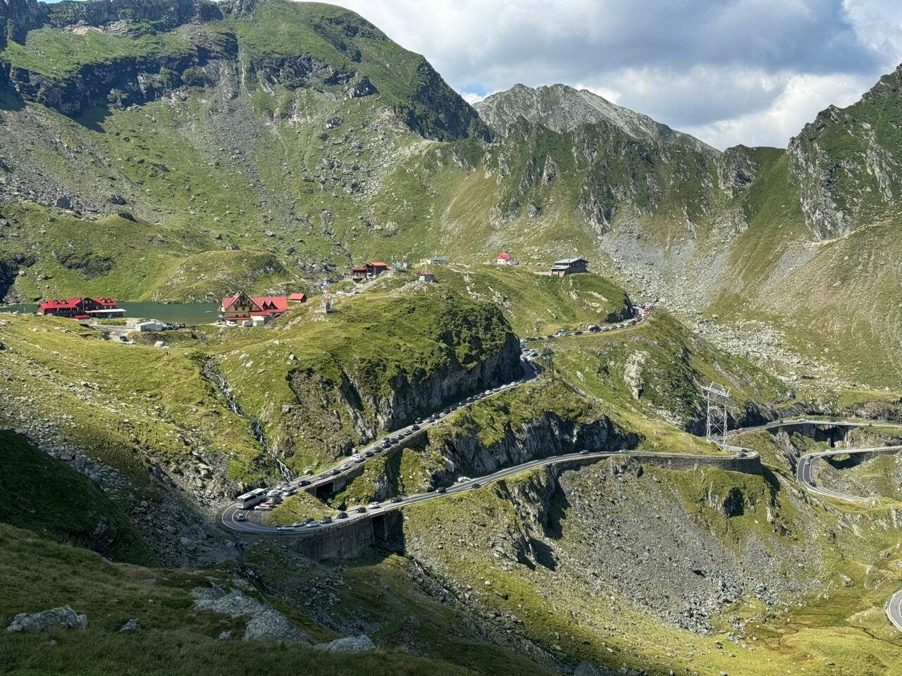 Taxă de acces pe Transfăgărășan. Conducătorii auto așteaptă cu îngrijorare noul bir decis de autorități