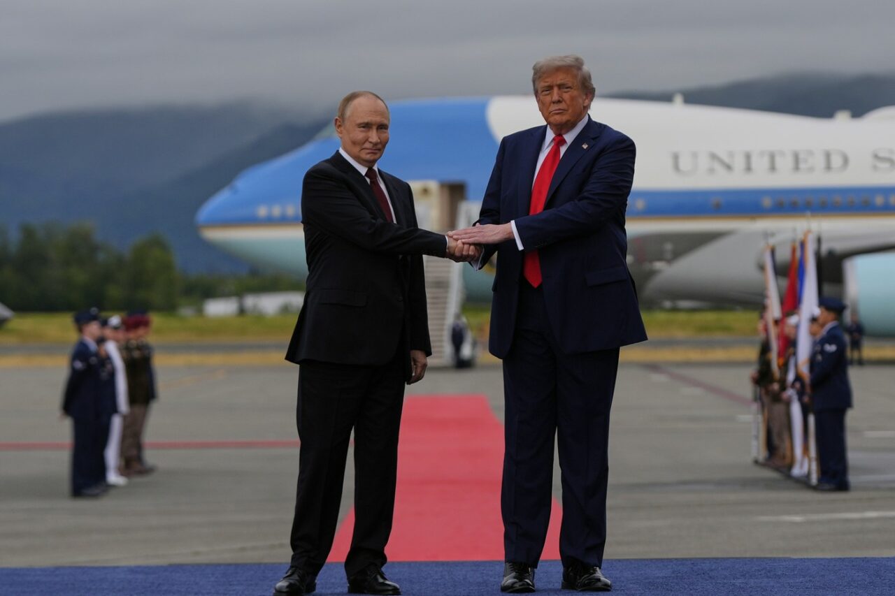 Air Force One și avionul prezidențial rus Tupolev au aterizat la Anchorage: Donald Trump l-a întâmpinat pe Vladimir Putin pe covorul roșu
