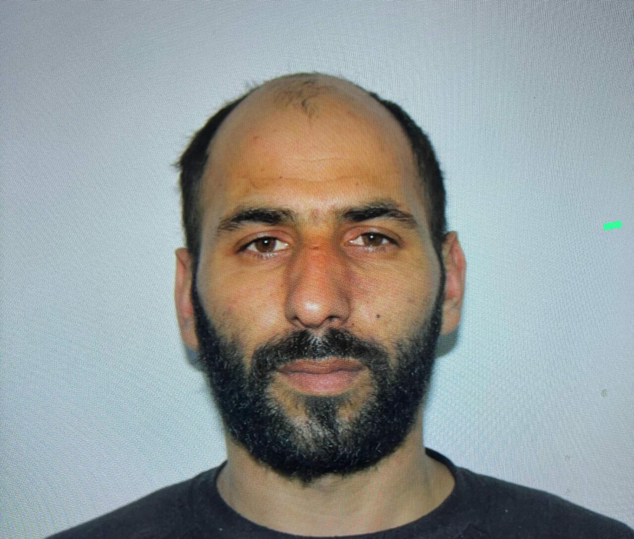 Un deținut condamnat pentru act sexual cu un minor a escaladat gardul închisorii și a EVADAT. Poliția face apel la populație pentru a-l găsi