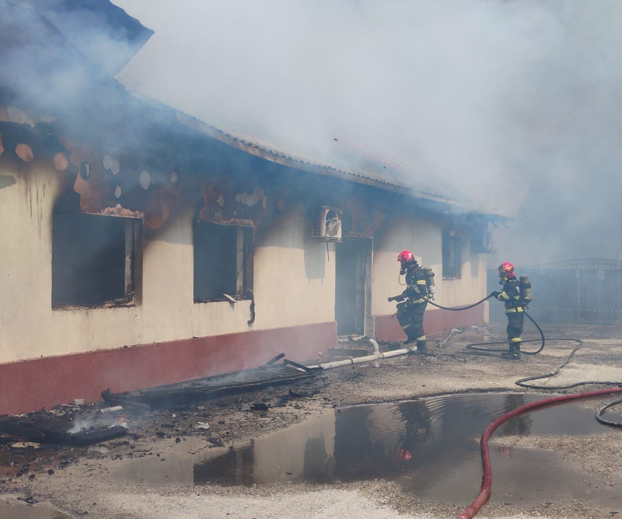 INCENDIU la Biserica Evanghelică din Țăndărei. Patru copii și trei adulți, evacuați dintr-o clădire alăturată