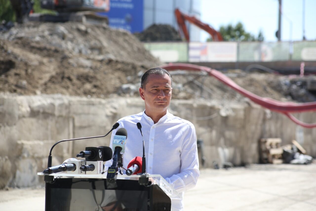 Daniel Băluță îi îndeamnă pe români să ia pachete de la nepalezi: „Sunt oameni care au și ei familii și copii în țările lor”