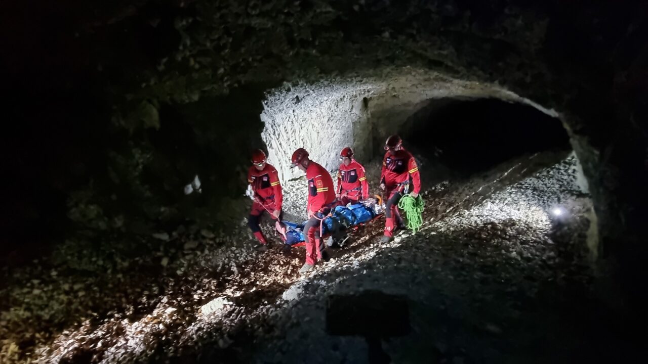 Tragedie pe munte. O persoană a fost găsită decedată, iar Salvamont România a primit mai multe apeluri de urgență