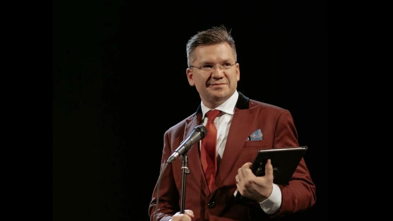 Scandal USR-AUR, izbucnit la Timișoara. USR acuză Consiliul Județean că a permis unui „putinist” să-și lanseze cartea comunistă în Sala Revoluției