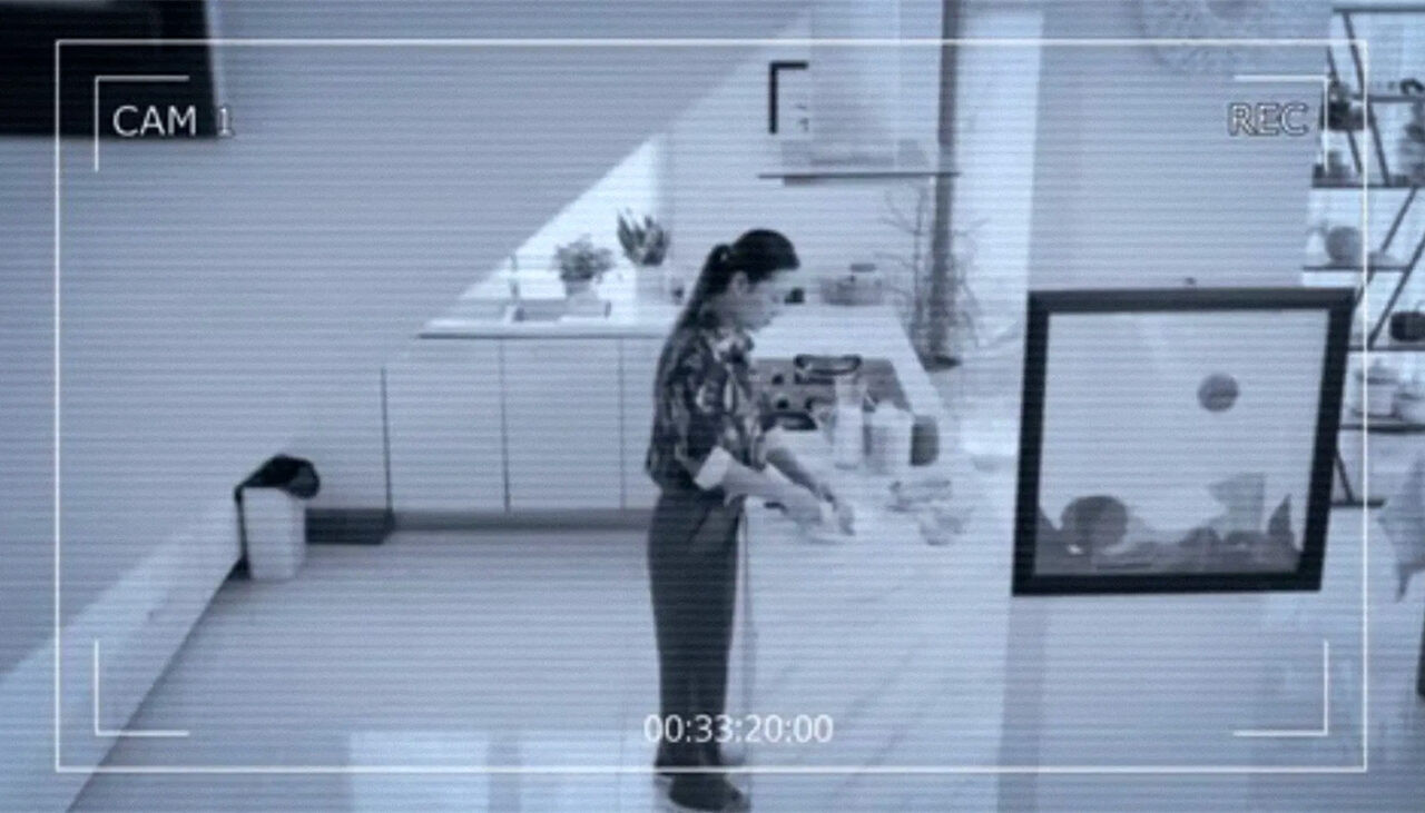 Bănuindu-și badanta tinerică de „rele”, un pensionar de 90 de ani a instalat camere în casă. Ce făcea femeia în sufragerie, crezând că nimeni n-o vede