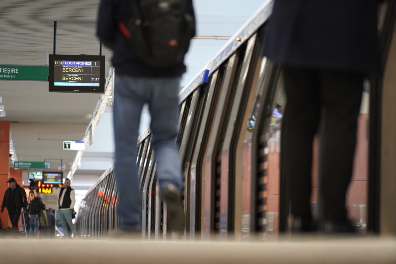 SCANDAL la stația de metrou de la Piața Unirii 2. Un agent de pază a fost lovit în față de un călător. Imagini cu momentul agresiunii