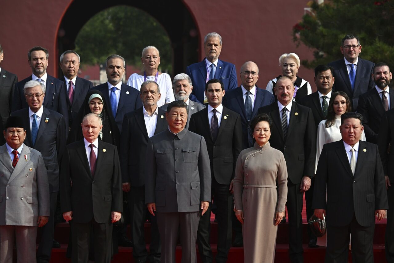 Adrian Năstase și Viorica Dăncilă au participat la parada de la Beijing. Se comemorează 80 de ani de la încheierea celui de-al Doilea Război Mondial