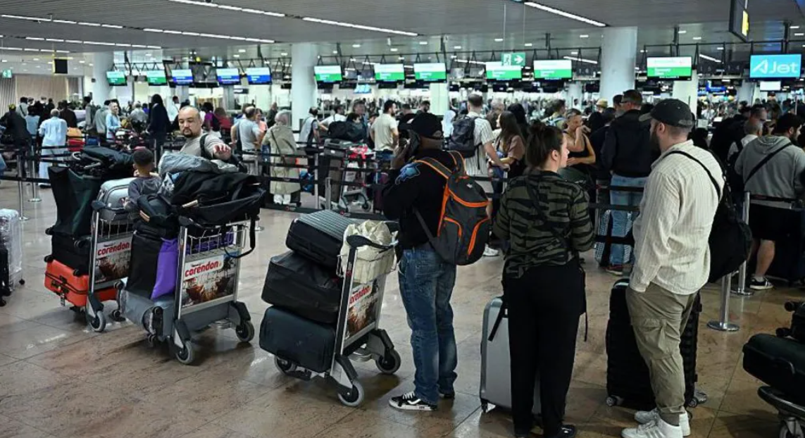 Posibilul hacker care a provocat HAOS în aeroporturile din Europa a fost arestat în Marea Britanie