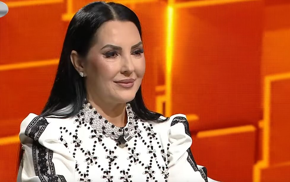 FOTO / Cu cât a fost plătită Angela Rusu ca să cânte la nunta Elenei Băsescu. ”A dat un PLIC soțului meu”