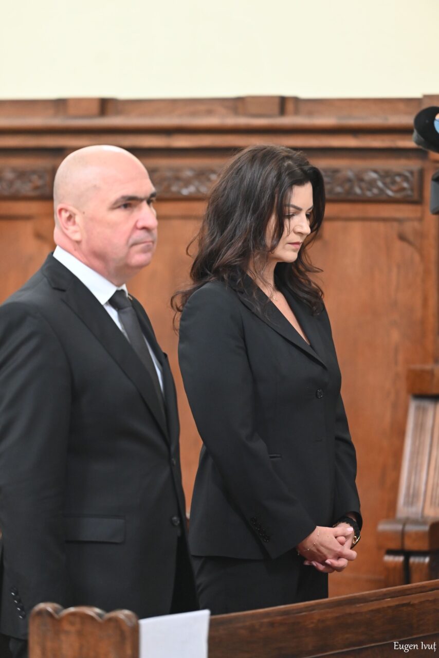 Cu ce se ocupă și câți bani câștigă iubita premierului Ilie Bolojan. Cum au afectat-o măsurile de austeritate ale iubitului său