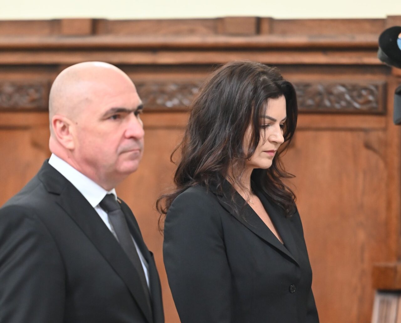 Cu ce se ocupă și câți bani câștigă iubita premierului Ilie Bolojan. Cum au afectat-o măsurile de austeritate