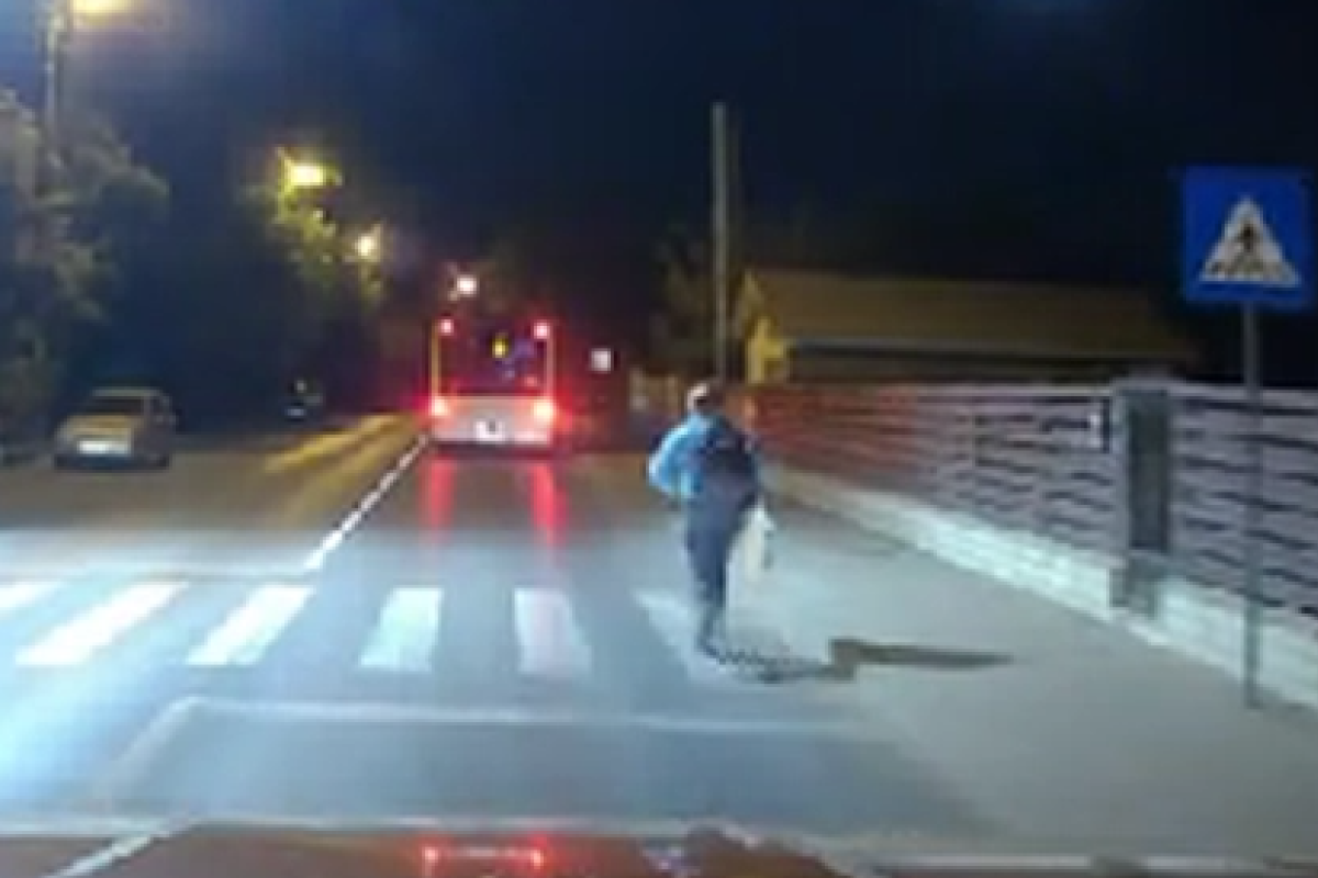 Moment VIRAL la Iași. Un bărbat a fugit pe carosabil, cu o coloană de mașini în spate, ca să prindă autobuzul: „Așteptam să văd deznodământul”